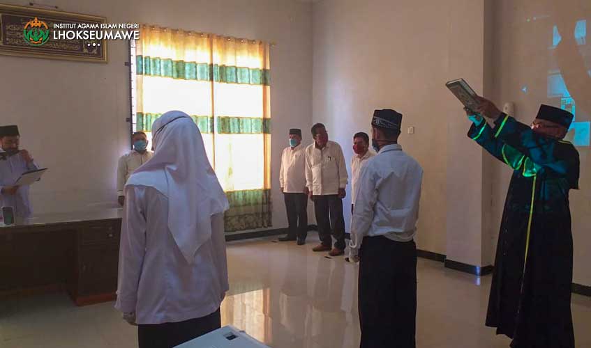 iainlhokseumawe.ac.id - Sebanyak 35 Pegawai Negeri Sipil (PNS) di lingkungan Institut Agama Islam Negeri (IAIN) Lhokseumawe dilantik, Senin (6/4) di aula biro akademik. Prosesi pelantikan dan pengambilan sumpah