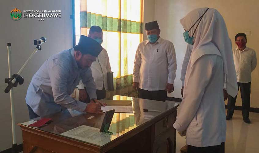 iainlhokseumawe.ac.id - Sebanyak 35 Pegawai Negeri Sipil (PNS) di lingkungan Institut Agama Islam Negeri (IAIN) Lhokseumawe dilantik, Senin (6/4) di aula biro akademik. Prosesi pelantikan dan pengambilan sumpah